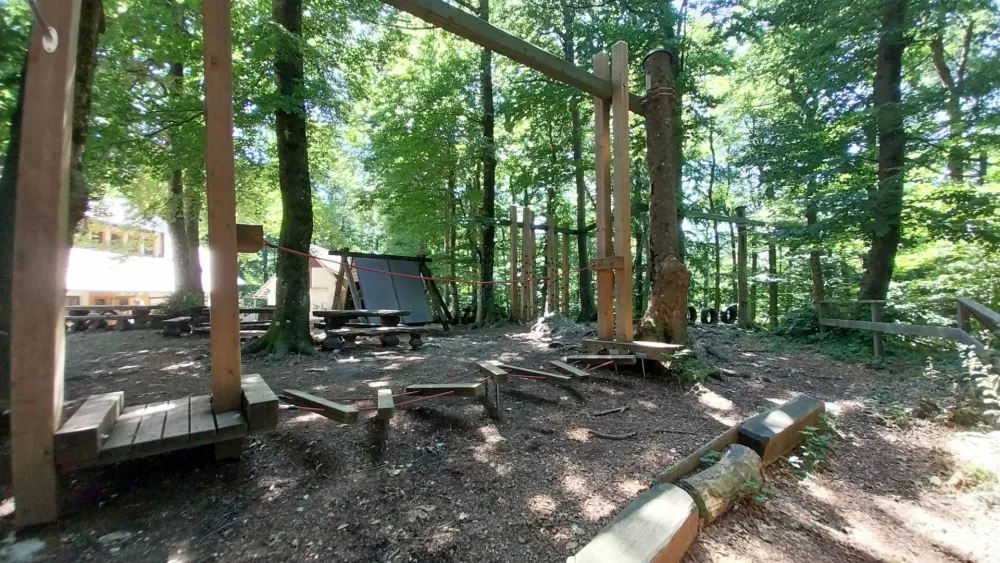 Koča na Planini nad Vrhniko: Gozdni razgled z domačimi štruklji