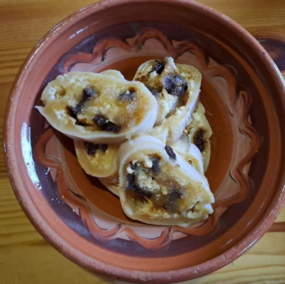 Koča na Planini nad Vrhniko: Gozdni razgled z domačimi štruklji