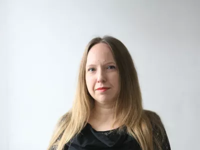 ﻿Nina Knavs, komentatorka - notranja- Dnevnik 2016 - portreti za komentarje in kolumne - komentatorji - novinarji - novinarka - //FOTO: Tomaž Skale