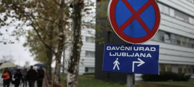 - simbolična fotografija - - DURS.- Davčni urad Ljubljana, Davčna ulica 1,, davki - dajatve - prispevki, davčni nadzor - prometni znak za prepoved - prepovedano ustavljanje - parkiranje - davkoplačevalci //FOTO: Luka Cjuha