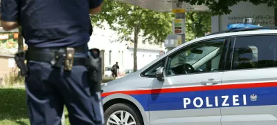 10 June 2025, Austria, Graz: Emergency services walk near the scene of a crime. A large-scale police operation has begun at a school in Dreierschuetzengasse in Graz. According to ORF, several people have been killed in the shooting at a school in Graz. The broadcaster reported this with reference to the Austrian Ministry of the Interior. Photo: Erwin Scheriau/APA/dpa