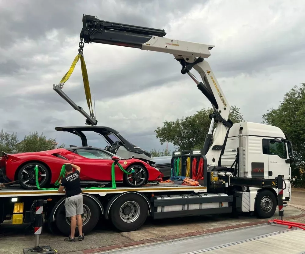 Razbiti ferrari SF90. Foto: Dnevnik