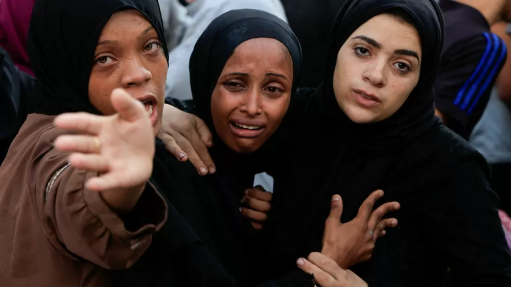 Mourners react during the funeral of Palestinians killed in an early morning Israeli airstrike on a house, according to medics, at Al-Awda Hospital, in Nuseirat in the central Gaza Strip, July 29, 2025. REUTERS/Hatem Khaled