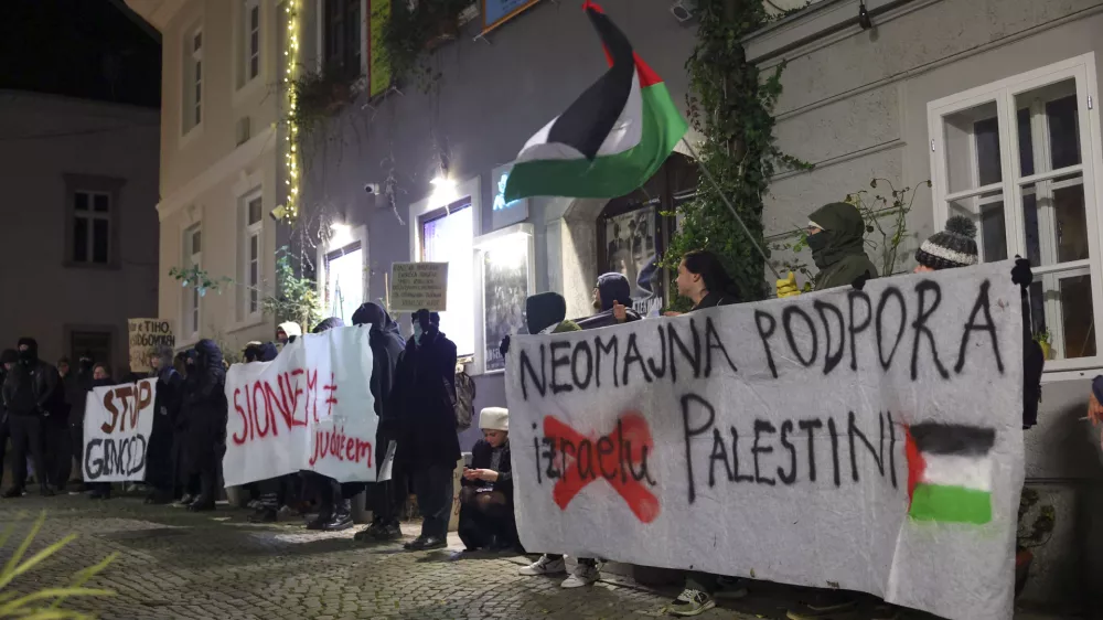 - 10.01.2024 –Mini teater, Križevniška ulica 1, Protest proti genocidu nad Palestinci - Palestina -  //FOTO: Luka Cjuha