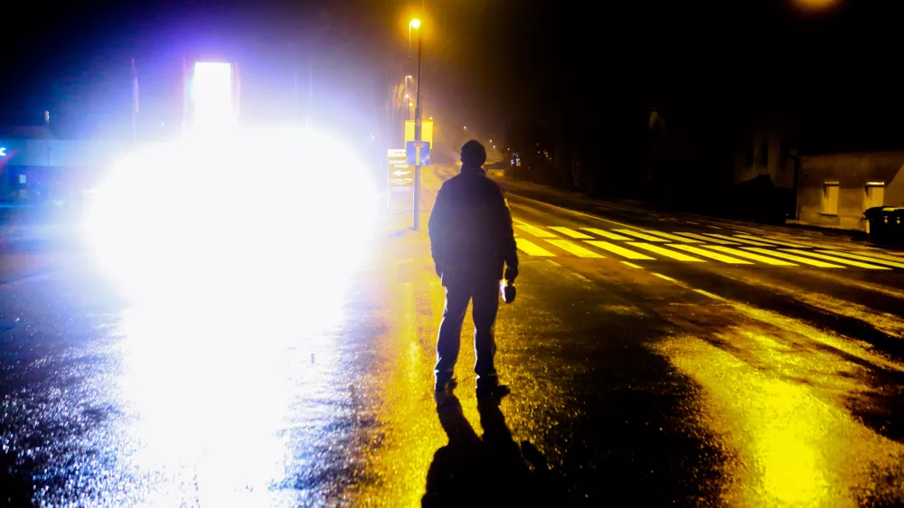 ﻿- policist - javna uprava - kazenska politika- 19.01.2015 - Ttržaška cesta pri Dolgem mostu - Policija - nadzor prometa - policijska prometna patrulja - poostrena kontrola cestnega prometa v nočnih urah - //FOTO: Bojan Velikonja