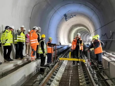 Polaganje tirov, ki sodi v tretji sklop projekta, ki je vreden skupaj 204 milijone evrov, opravlja konzorcij pod vodstvom SŽ-Železniškega gradbenega podjetja, v njem pa sta še družbi Kolektor IGIN in Yapi Merkezi Construction. 