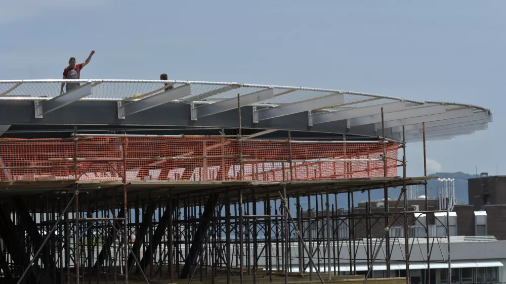 - heliport UKC 2012 - heliodrom - pristajališče za helikopterje ne strehi Kliničnega centra v Ljubljani, Bohoričeva  //FOTO: Tomaž Zajelšnik