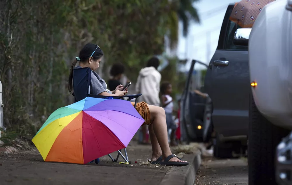 Ewa Beach residents evacuated to the side of Kunia Road to escape the tsunami threat in Kapolei, Oahu, Hawaii, Tuesday, July 29, 2025. (AP photo/Michelle Bir)