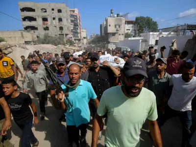  SENSITIVE MATERIAL. THIS IMAGE MAY OFFEND OR DISTURB  Mourners carry bodies of Palestinians, who were killed by Israeli fire while trying to receive aid on Tuesday, according to medics, during their funeral, in Gaza City, July 30, 2025. REUTERS/Mahmoud Issa