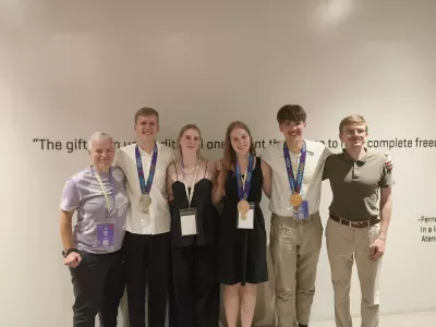  Dijakom sta na Filipinih ob strani stala tudi mentorja Mojca Ota in Domen Vaupotič. Foto: Arhiv ZOTKS