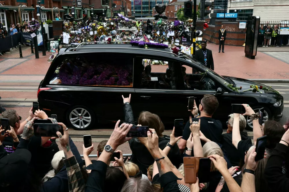 Crowds gather at the Black Sabbath Bridge, named in honour of the heavy metal band, as the funeral cortege of Ozzy Osbourne, its former frontman, passes through his hometown, in Birmingham, Britain, July 30, 2025. REUTERS/Jack Taylor   TPX IMAGES OF THE DAY