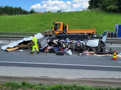 Štajerska avtocesta, nesreča pri Tepanju, kjer je pri trku v tovorno vozilo umrlo pet tujih državljanov.Prometna nesreča, reševanje, avtocesta, trk vozil, zastojFoto: Bralec
