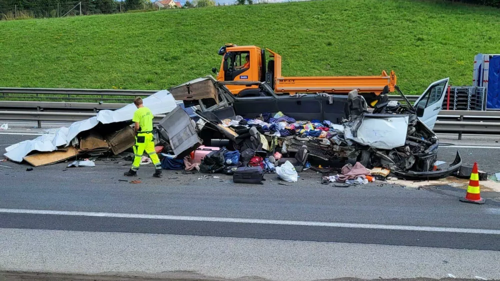 Štajerska avtocesta, nesreča pri Tepanju, kjer je pri trku v tovorno vozilo umrlo pet tujih državljanov.Prometna nesreča, reševanje, avtocesta, trk vozil, zastojFoto: Bralec