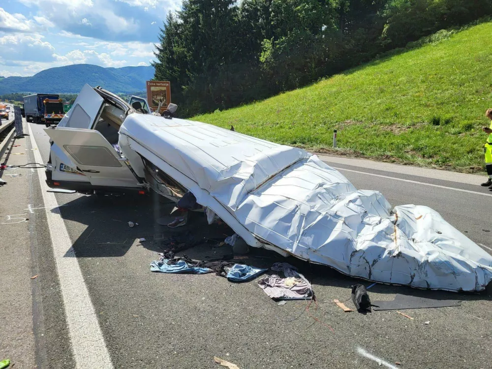 Štajerska avtocesta, nesreča pri Tepanju, kjer je pri trku v tovorno vozilo umrlo pet tujih državljanov.Prometna nesreča, reševanje, avtocesta, trk vozil, zastojFoto: Bralec