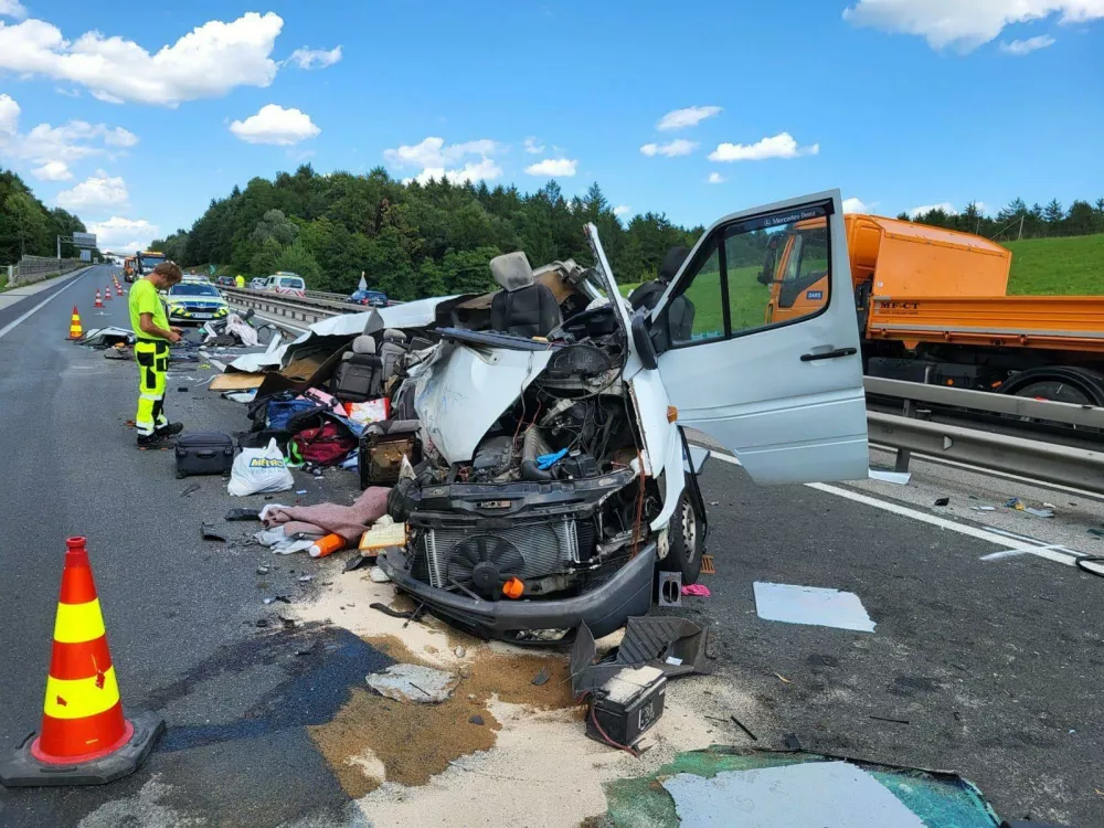 Štajerska avtocesta, nesreča pri Tepanju, kjer je pri trku v tovorno vozilo umrlo pet tujih državljanov.Prometna nesreča, reševanje, avtocesta, trk vozil, zastojFoto: Bralec