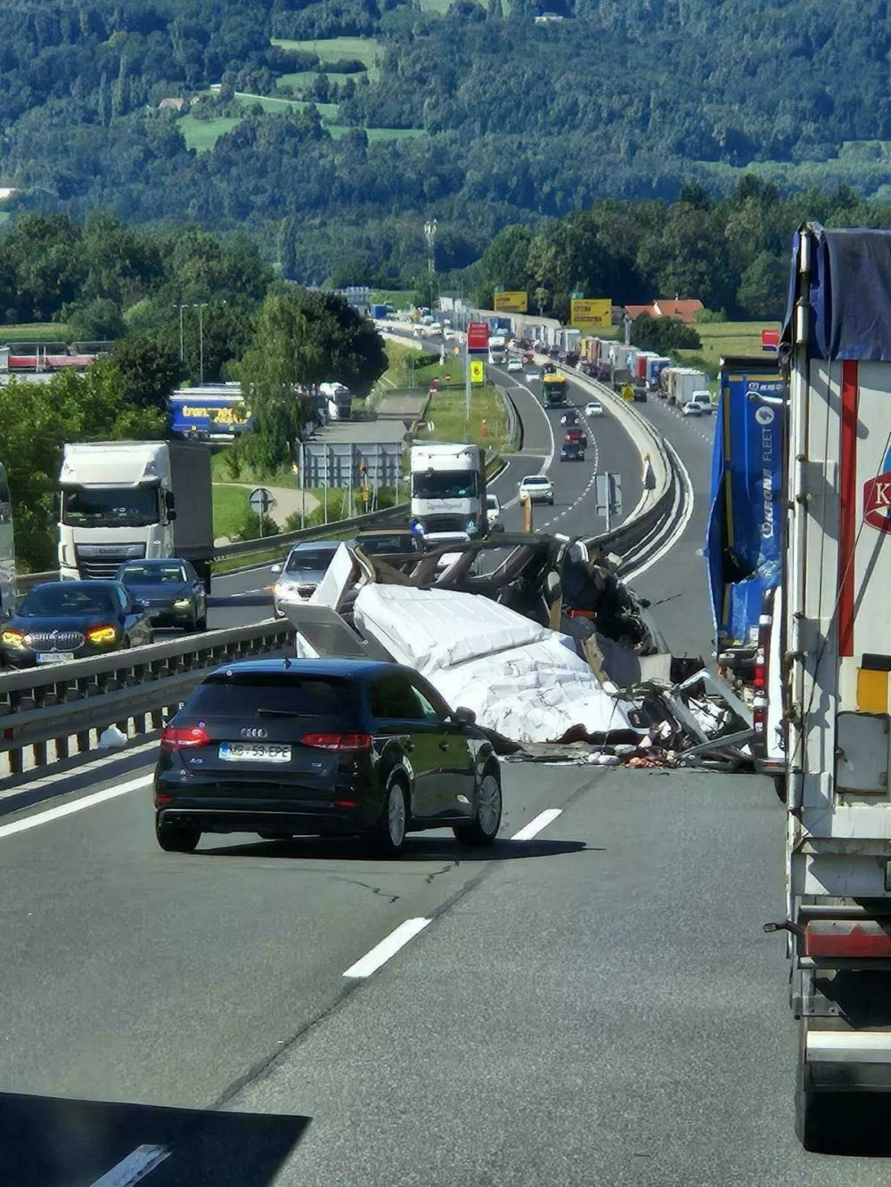 Štajerska avtocesta, nesreča pri Tepanju, kjer je pri trku v tovorno vozilo umrlo pet tujih državljanov.Prometna nesreča, reševanje, avtocesta, trk vozil, zastojFoto: Bralec