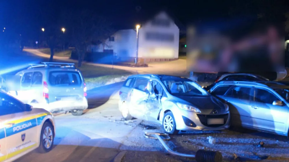 Prehiter voznik je bežal pred policijo, ustavil se je šele po trku v prometni znak in dva parkirana avtomobila. 