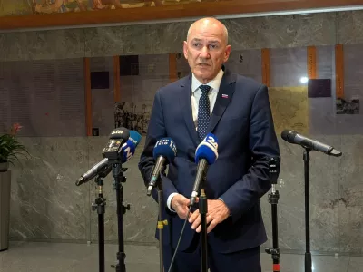 Ljubljana, DZ.Odzivi poslancev v drzavnem zboru na napovedano zvisanje izdatkov za obrambo.Predsednik SDS Janez Jansa.