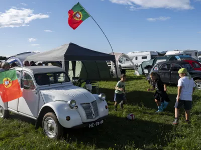 IZBOR NIKsrečaotrociigra igranje29.07.2025 25. svetovno srečanje prijateljev avtomobila 2CV - spačka, ki ga organizira Citroën klub Slovenije - spački - srečanje spačkov, letališče PostojnaFOTO: Nik Erik Neubauer / Foto: Nik Erik Neubauer