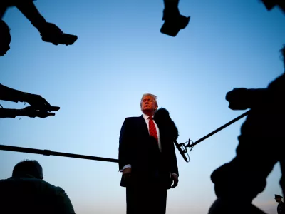 President Donald Trump speaks with reporters before boarding Air Force One at Lehigh Valley International Airport, Sunday, Aug. 3, 2025, in Allentown, Pa. (AP Photo/Julia Demaree Nikhinson) / Foto: Julia Demaree Nikhinson