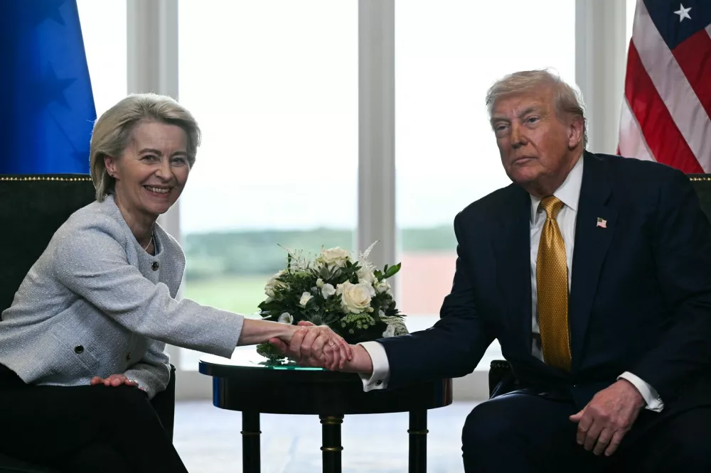 Dogovor, ki sta ga z rokovanjem na Škotskem simbolno zapečatila Ursula von der Leyen in Donald Trump, v resnici še ni dokončen. / Foto: Profimedia