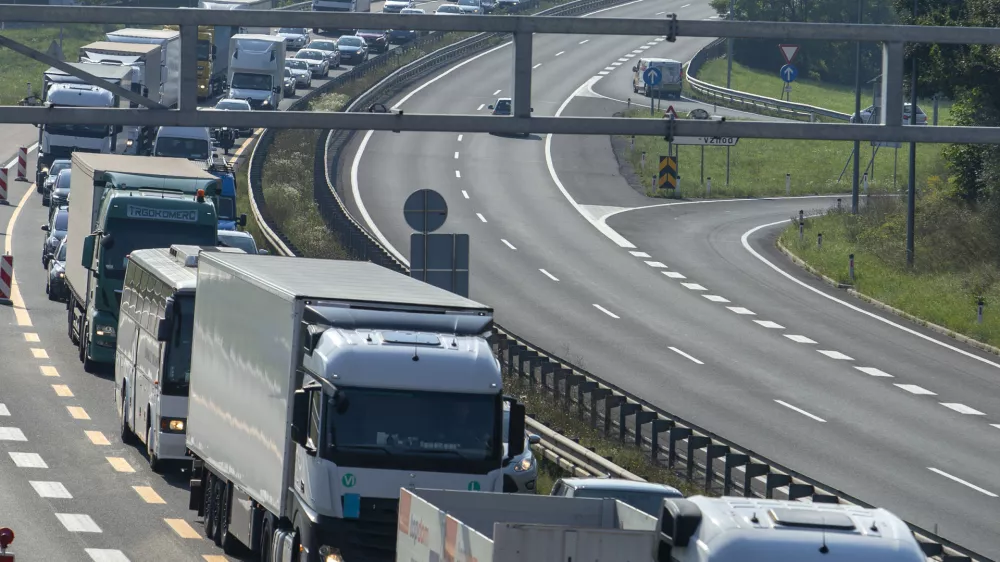 ﻿- 27.08.2019 – Dolenjska avtocesta med Grosupljem in Višnjo Goro – višnjegorski klanec - prenova 6,2 kilometra vozišča avtoceste proti Novemu mestu - obnova ceste //FOTO: Matjaž Rušt