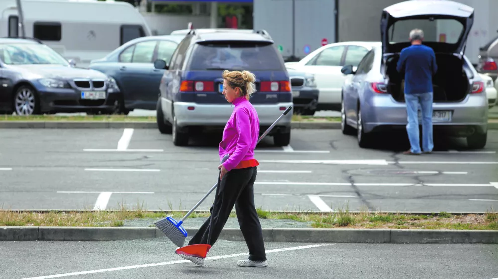 - avtocestno počivališče Lom - bencinska črpalka Petrol - romunski delavci za delo plačani 1 euro na uro//FOTO: Luka Cjuha------Petkolonsko