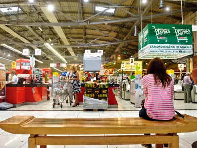 ﻿Interspar - samopostrežna blagajna - klop - počitek- BTC City Park - nakupovalno središče v Ljubljani 2013 - potrošništvo - potrošniki,potrošniki,nakupovanje//FOTO: Tomaž Zajelšnik