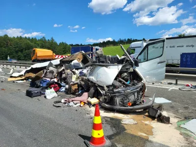 Štajerska avtocesta, nesreča pri Tepanju, kjer je pri trku v tovorno vozilo umrlo pet tujih državljanov.Prometna nesreča, reševanje, avtocesta, trk vozil, zastojFoto: Bralec