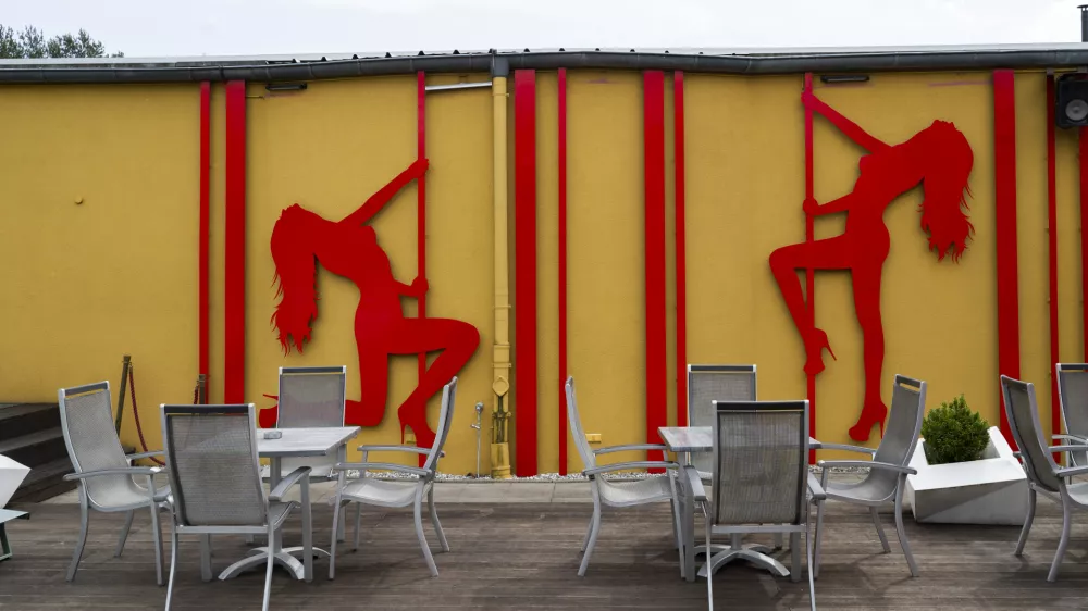 Med nevidnostjo, stigmo in davčnim obračunom