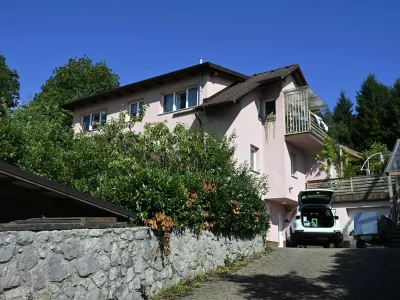 ZAKRITA REGISTRSKA 1.08.2025 Hiša kjer je 81-letnik streljal na 40-letnika in ga hudo ranil, Log pri Brezovici FOTO: Nik Erik Neubauer