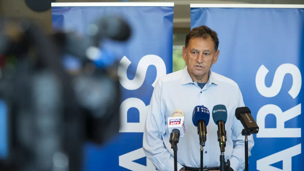 Ljubljana.Medijski brifing druzbe Dars, na kateri so predstavili potek obnovitvenih del na hitri cesti H4 med razcepom Nanos in Vipavo, ki prehajajo v novo fazo.Po krajsi predstavitvi je izjavo podal predsednik uprave druzbe Dars Andrej Ribic.