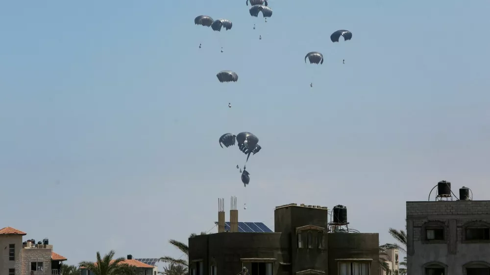 Aid packages, dropped from an airplane, descend over Gaza, as seen from the central Gaza Strip, August 1, 2025. REUTERS/Hatem Khaled