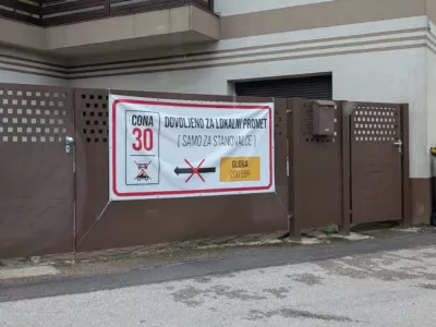 Plakat opozarja na novi prometni znak