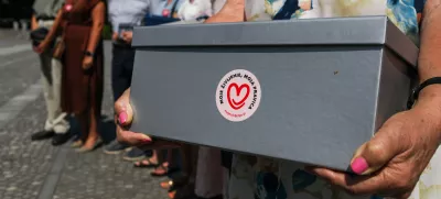 - 17.07.2023 - avtorji zakona o pomoči pri prostovoljnem končanju življenja so oddali zbrane podpise volivcev in volivk v zakonodajni postopek; - predlog zakona o dolgotrajni oskrbi,- Evtanazija //FOTO: Bojan Velikonja