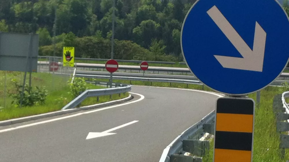 ﻿Uvoz izvoz avtocesta vožnja v napačno smer gorenjska