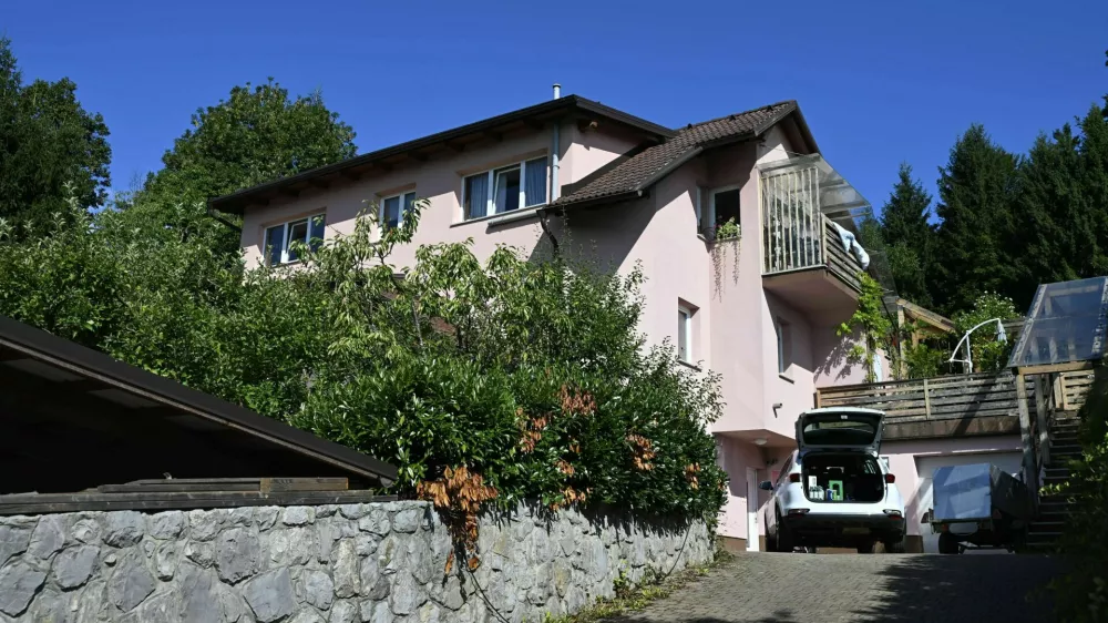 ZAKRITA REGISTRSKA 1.08.2025 Hiša kjer je 81-letnik streljal na 40-letnika in ga hudo ranil, Log pri Brezovici FOTO: Nik Erik Neubauer