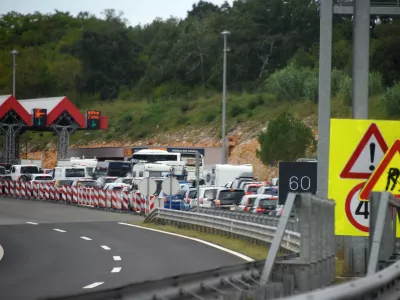 23.09.2023., Kastel: Kilometarska guzva na izlazu s istarskog Ipsilona prema granici, kao da je vrhinac ljetne sezone. Photo: Sasa Miljevic/PIXSELL