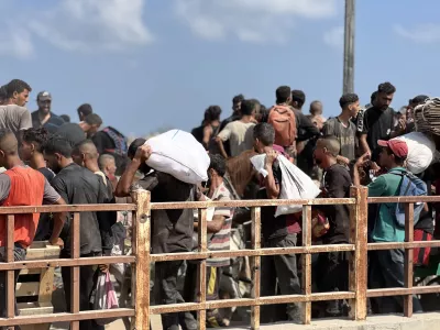 03 August 2025, Palestinian Territories, Nusairat: Palestinians carry aid supplies which they received from the U.S.-backed Gaza Humanitarian Foundation (GHF), in the central Gaza Strip. Photo: Belal Abu Amer/APA Images via ZUMA Press Wire/dpa