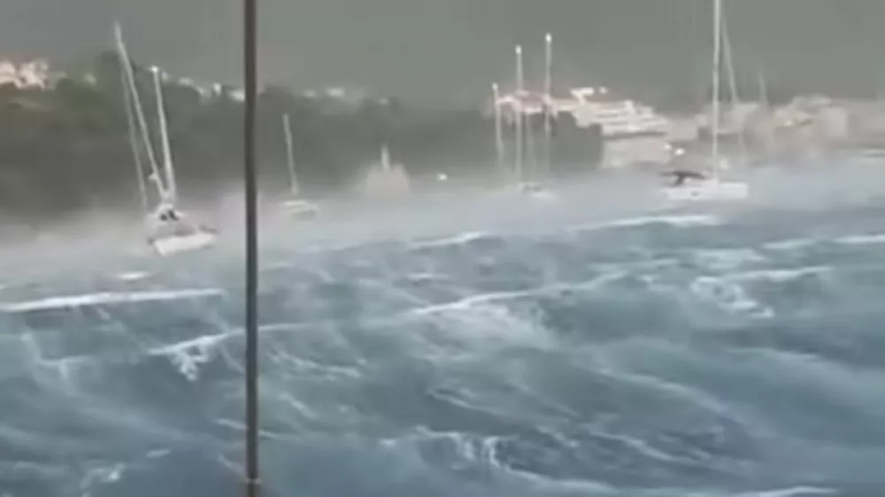 Hudo neurje zajelo hrvaško obalo.