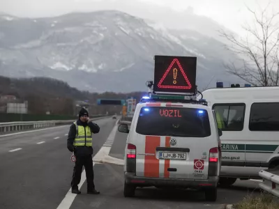 ﻿- Vipavska hitra cesta - delavci DARS - cestninski nadzor - izločanje - 05.02.2015 - Mednarodni mejni prehod Vrtojba - zaradi predvidenega obilnega sneženja in burje prepoved vožnje za priklopnike in polpriklopnike pri vstopu v Slovenijo - ///FOTO: Luka Cjuha