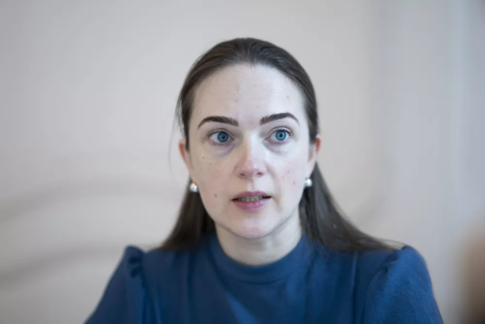 FILE - Ukrainian Nobel laureate Oleksandra Matviichuk prepares to testify at the 'people's tribunal' where prosecutors symbolically put Russian President Vladimir Putin on trial for the crime of aggression in Ukraine in The Hague, Netherlands, Feb. 23, 2023. (AP Photo/Peter Dejong, File) / Foto: Peter Dejong