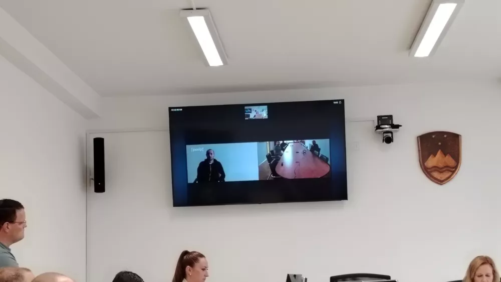 Nad trezor z macolo, a pregnal jih je alarm. Tri so prijeli, eden se je izmuznil