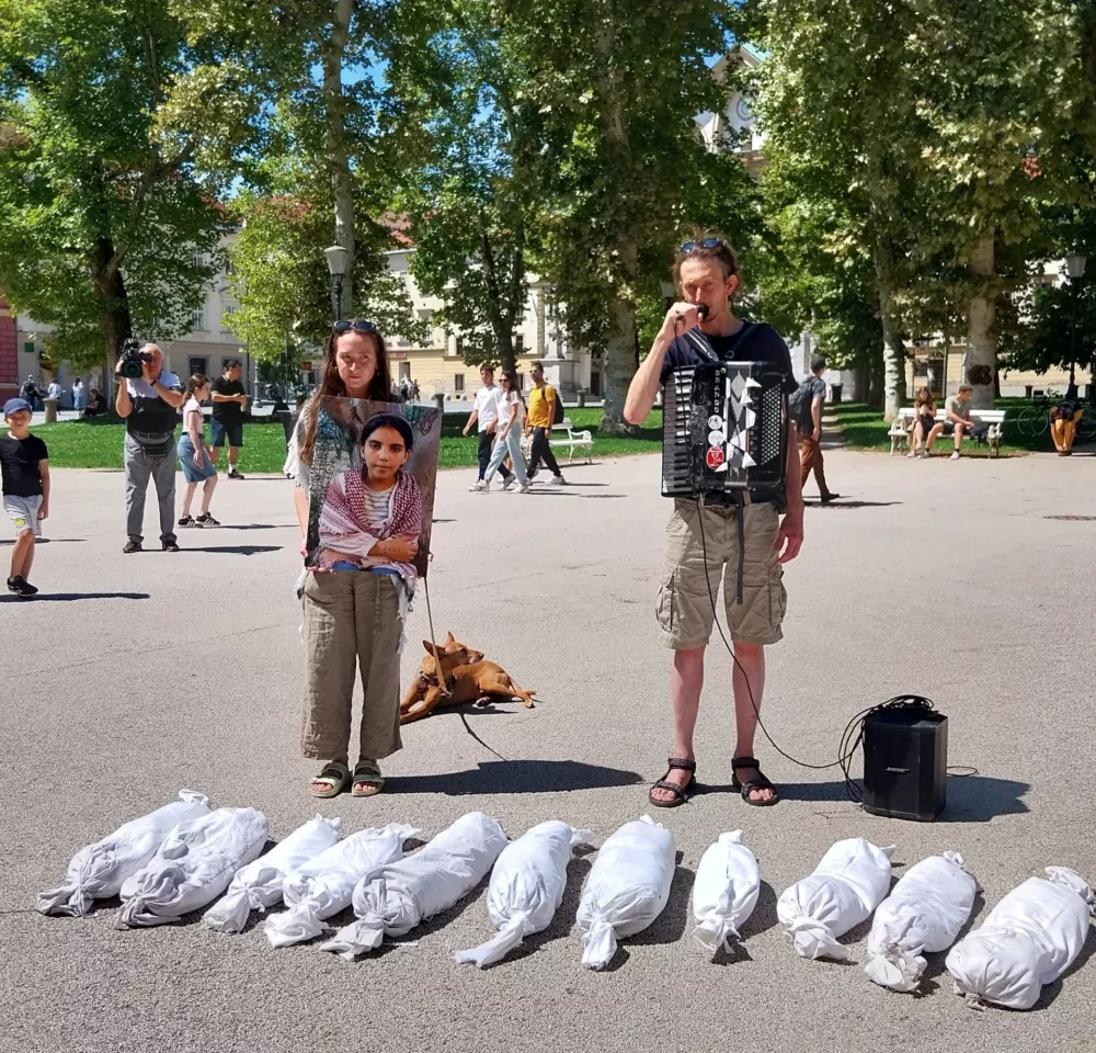 Kratek nagovor članov orkestra Etno Histeria. Foto Vesna Levičnik