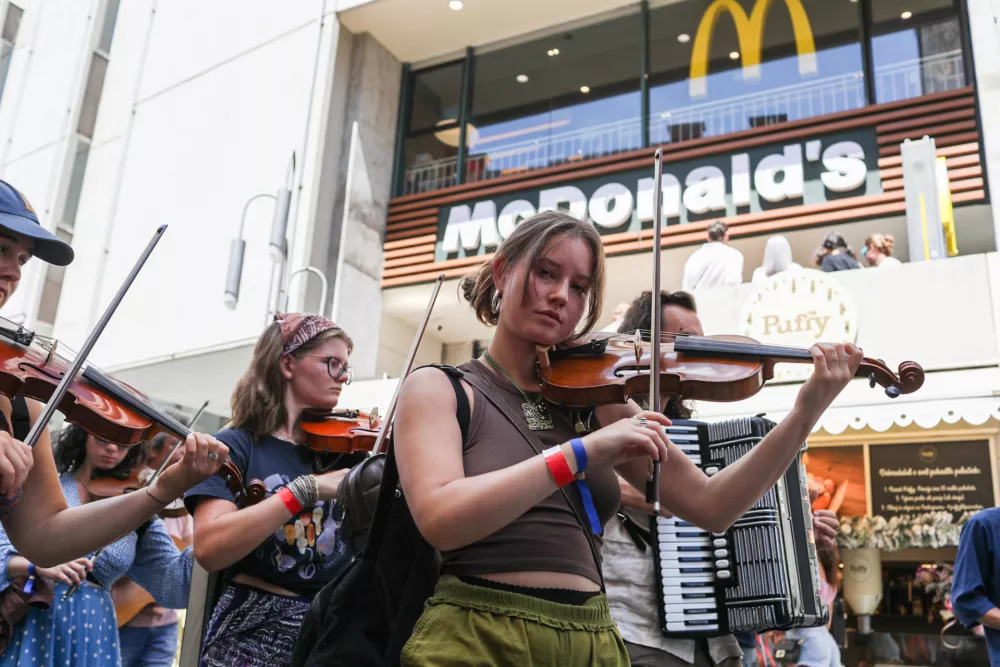  04.08.2025. Protest mednarodne zasedbe glasbenikov proti genocidu v Palestini. Foto: Bojan Velikonja