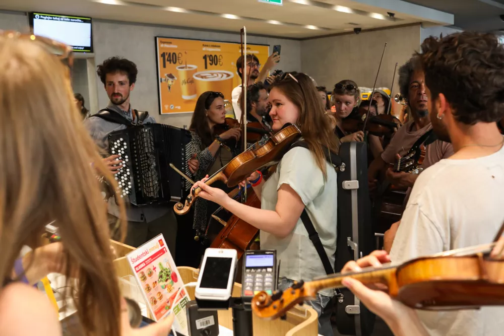  Mcdonalds Čopova. 04.08.2025. Protest mednarodne zasedbe glasbenikov proti genocidu v Palestini. Foto: Bojan Velikonja
