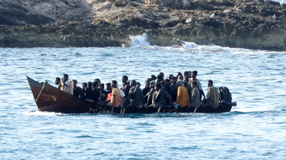 FILE PHOTO: A boat with migrants approaches the Sicilian island of Lampedusa, Italy, September 16, 2023. REUTERS/Yara Nardi/File Photo