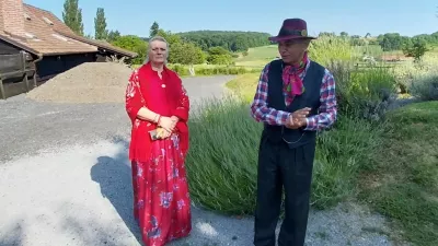  Slađana Đurđević, znana kot »plava ciganka« zaradi svojega mešanega zakona, in njen mož Goran Đurđević, predsednik Društva Lovari – Romska hiša in prvi Rom z diplomo na Hrvaškem. 