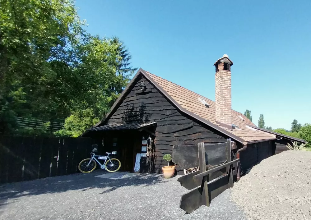 Tipična romska hiša za krajino, kjer društvo deluje. 