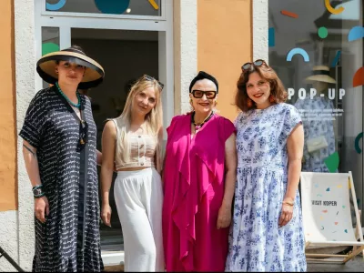 Še vse do konca poletja bodo v pop-up trgovini gostile Ano Cajhen, nosilko nesnovne kulturne dediščine slamnikarstva na Domžalskem, modno oblikovalko (z leve) Ana Cajhen, Manca Kočnik, Barbara Por Horvat in Julia Kaja Hrovat. F arhiv